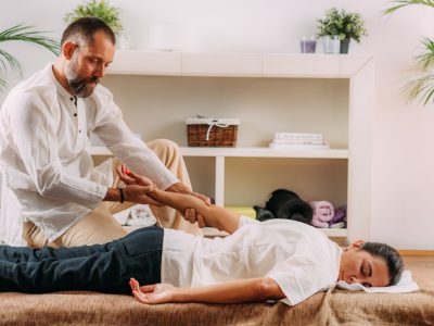shiatsu-hand-massage-therapist-massaging-the-heart-meridian-.jpg shiatsu-hand-massage-therapist-massaging-the-heart-meridian-.jpg
